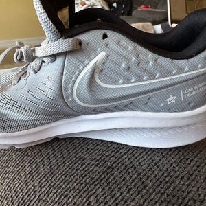 Nike Kids Star Runner 2.0 Light Gray and White Athletic Sneakers Size 3.5Y